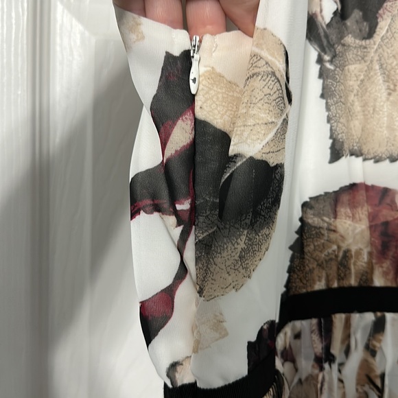 Le Château Floral Dress - Picture 6 of 7